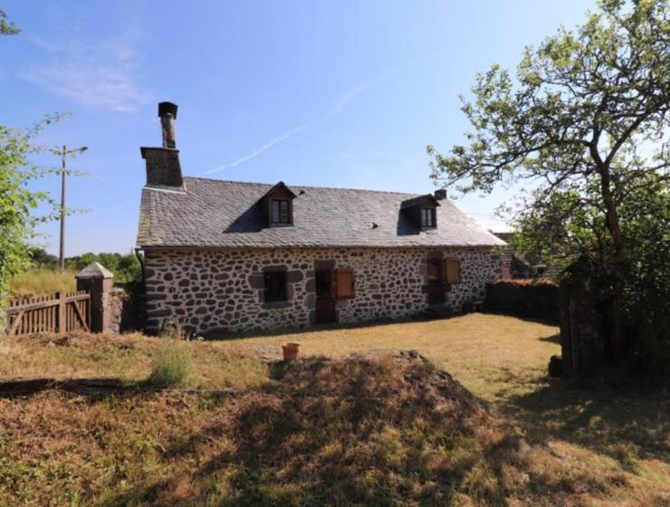 Maison de caractère près des Volcans d'Auvergne, 3 chambres, grand jardin, animaux admis, internet. - FR-1-742-390